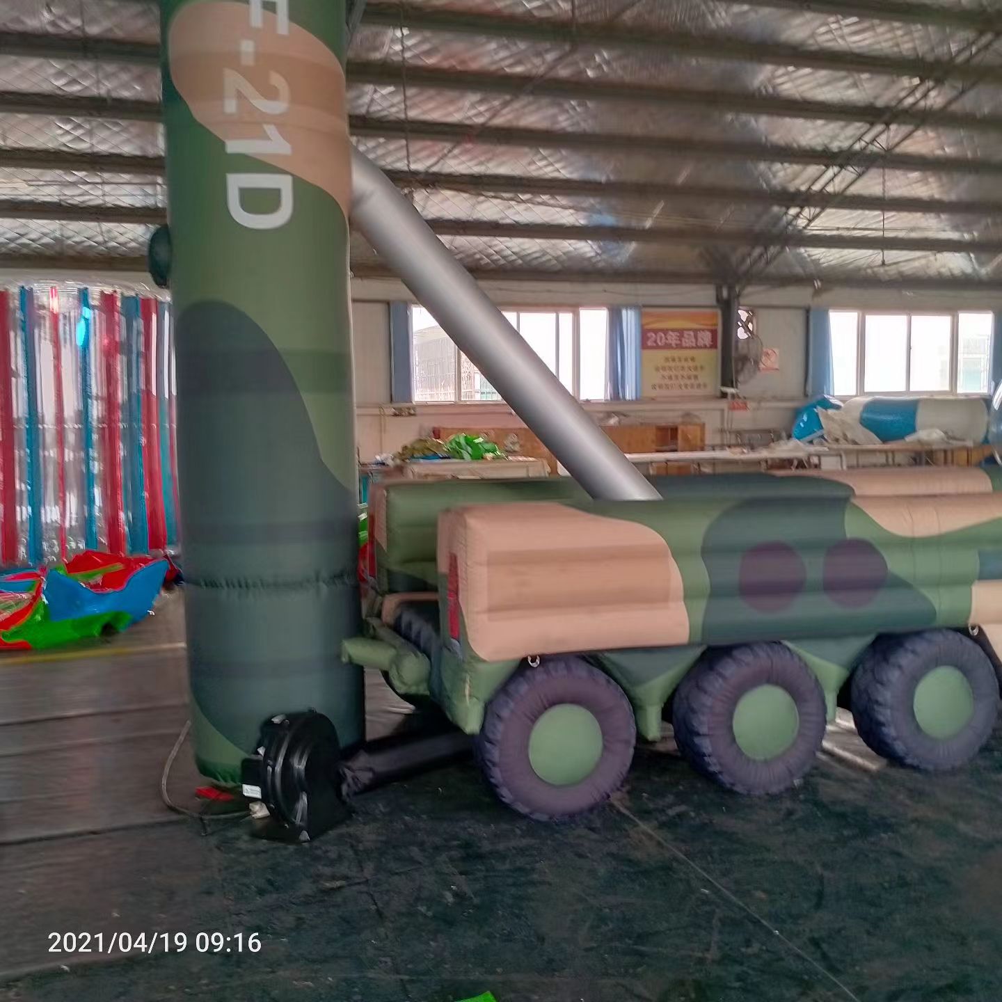 祁县军事演习中的充气目标车辆：模拟发射车雷达车坦克飞机